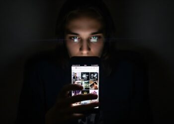 social media silent scroller traits